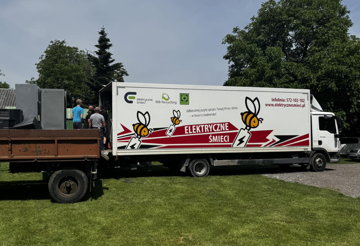 ciężarówka elektryczne śmieci - OSP Miłocin-Czajki - zbiórka elektrośmieci