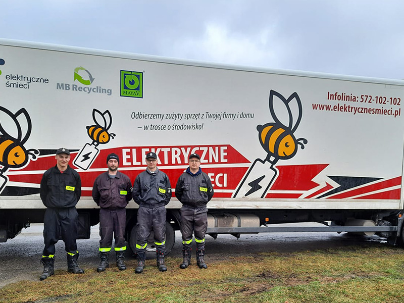 strażacy po załadunku elektrycznych śmieci